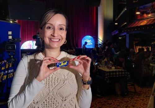 Foto de una mujer con la chocolatina jet entre manos