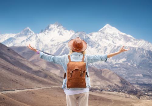 Foto de una mujer con una mochila en su espalda