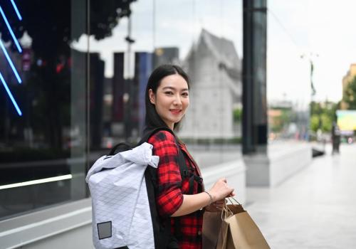 Foto de una mujer con unas bolsas en la calle