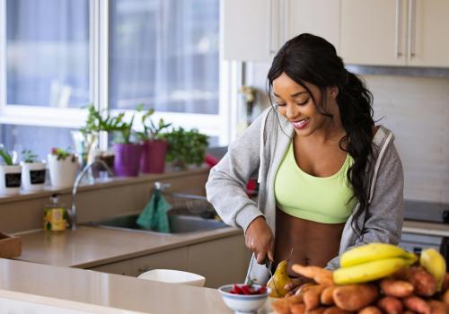 Foto de una mujer cortando unas frutas
