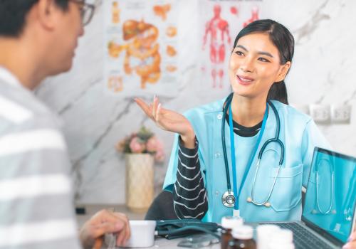 Foto de una mujer explicando un historial médico a una persona