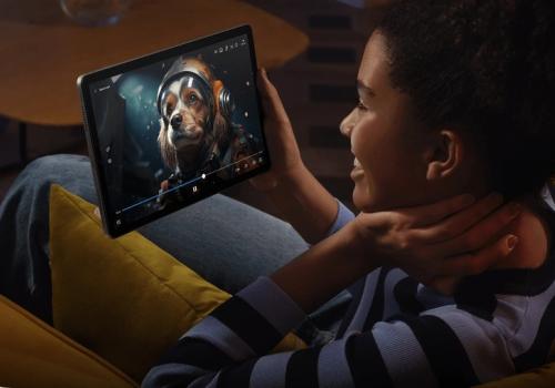 Foto de una mujer frente a la pantalla de una tablet