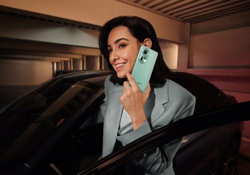 Foto de una mujer hablando con un teléfono oppo