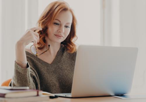 Foto de una mujer mirando el computador 