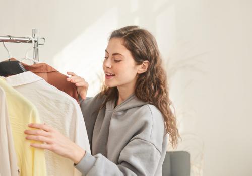 Foto de una mujer seleccionando una camiseta