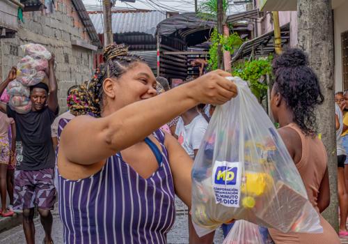 Foto de una mujer tomando una bolsa con productos