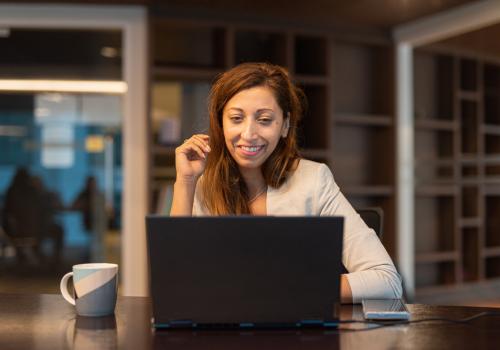 Foto de una mujer trabajando con un portatil