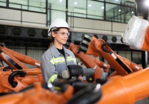 Foto de una mujer utilizando un brazo robot