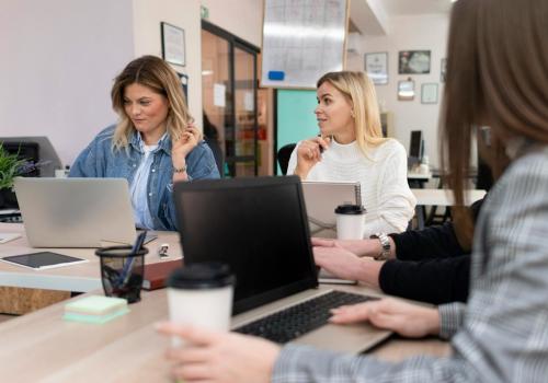 Foto de una oficina con personas reunidas en una oficina