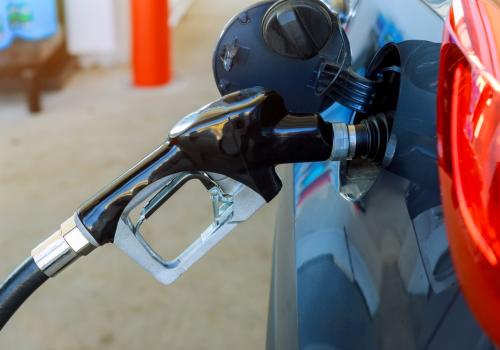 Foto de una persona cargando un carro con gasolina