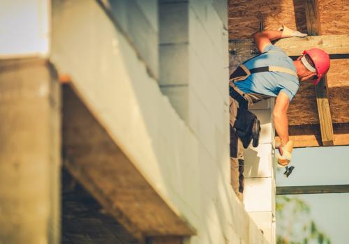 Foto de una persona con un casco en una construcción