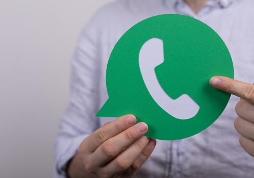 Foto de una persona con un logo de whatsapp