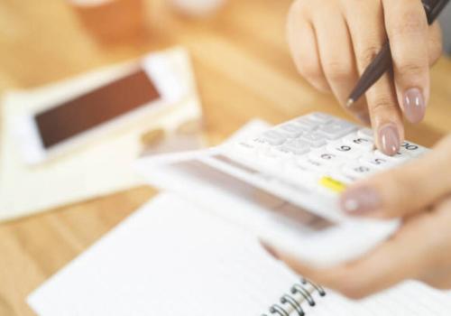 Foto de una persona con una calculadora en la mano