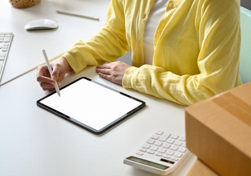 Foto de una persona con una tablet en la mesa