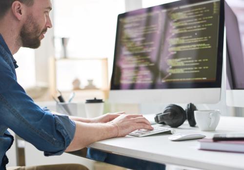 Foto de una persona escribiendo sobre el teclado de un computador