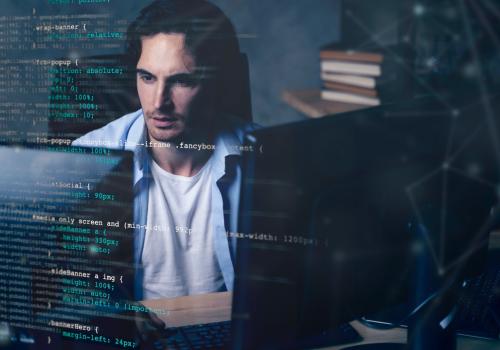 Foto de una persona frente a una computadora