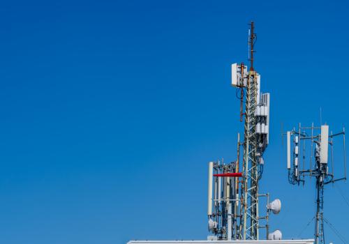 Foto de una torre de telecomunicaciones con un fondo azul