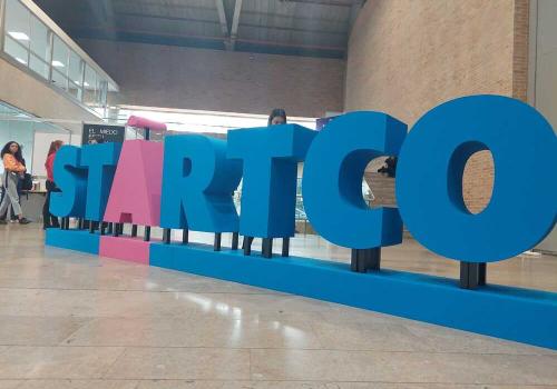 Foto de unas letras en sitio que anuncian startco