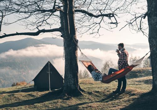 Foto de unas personas acampando en una montaña