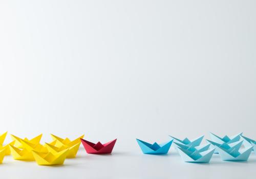 Foto de unos barcos de papel en tres colores