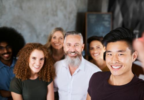 Foto de varias personas reunidas para una foto