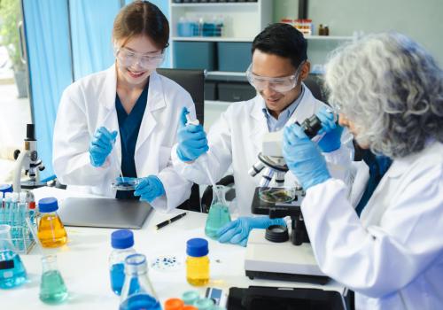 Foto de varias personas trabajando en un laboratorio