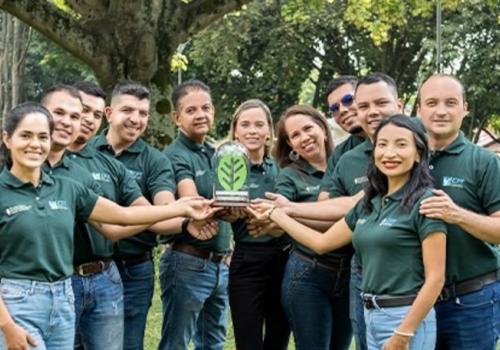 Foto de varios jóvenes posando frente a una cámara