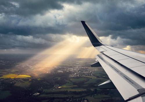 Foto del ala de un avión con un fondo terrestre