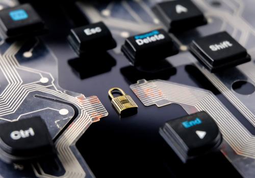Foto del interior de un computador con un candado al interior