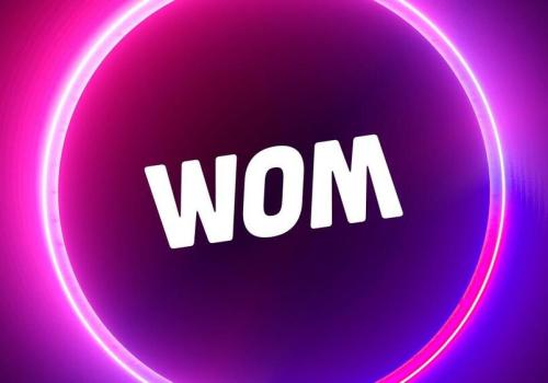 Foto del logo de wom, morado, rosado y con letras blancas