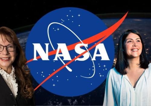 Foto de dos mujeres y un fondo de la nasa