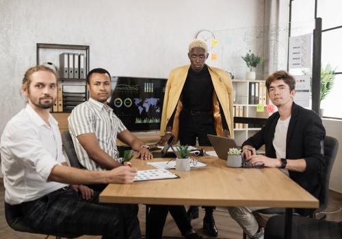 Foto que representa el mercado laboral, cuatro personas sentadas en una mesa