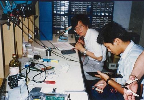 Fotografía de dos ingenieros de sistemas que están creando placas para Asus