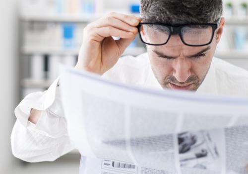 Fotografía de una persona mirando un periódico