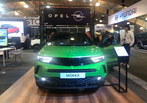 Fotografía frontal de la Opel Mokka color verde