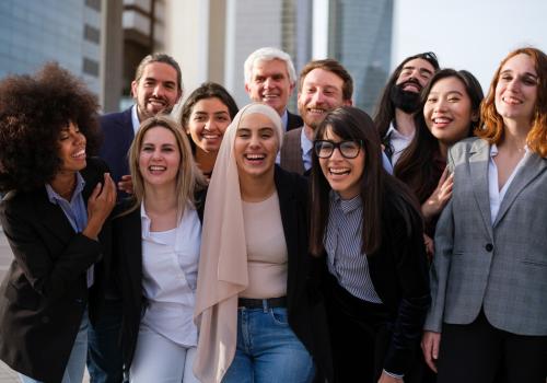 Fotografia de mujeres reunidas frente a la cámara sonriendo