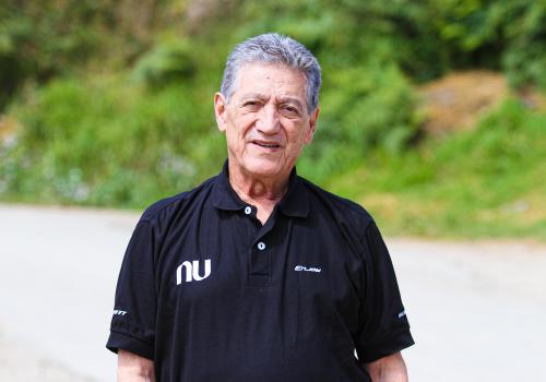 Fotografia de un señor con pelo blanco mirando al lente