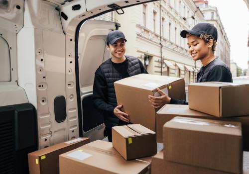 Fotografia de unas personas entregando unas cajas 