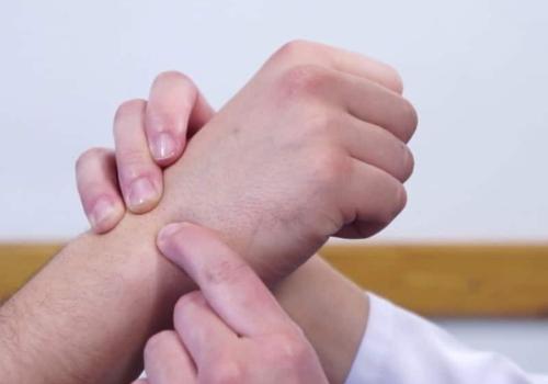 Fotos de una persona señalando la muñeca en la mano de un tercero