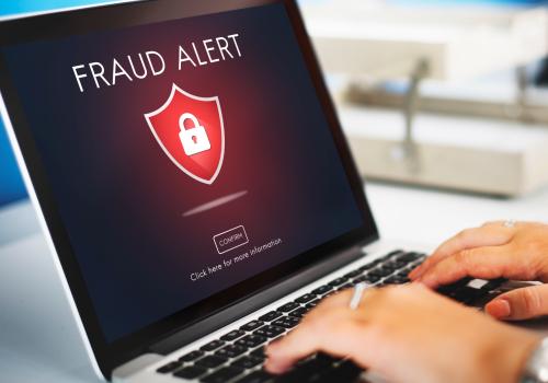 Imagen que muestra un aviso de alerta sobre fraude digital
