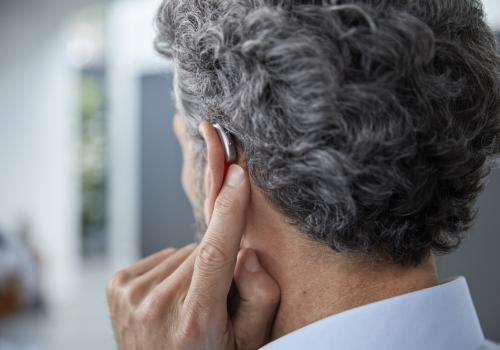 Foto de hombre con dispositivo auditivo en el oido izquierdo