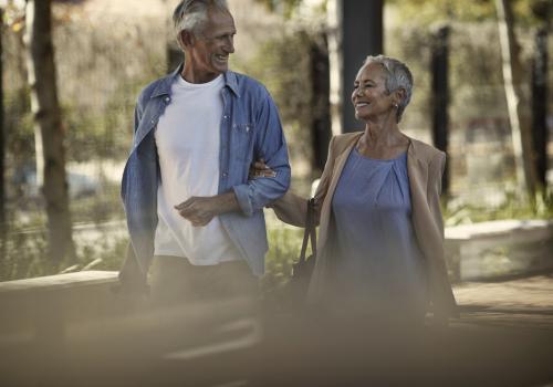 Foto de pareja mayor caminando por el bosque