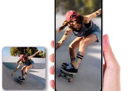 Foto de una mujer andando en patineta. La imagen se muestra sobre un samsung galaxy