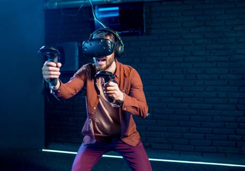 Hombre jugando con gafas de realidad aumentada con un fondo azul