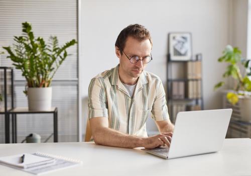 Hombre trabajando con un computador