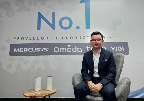 Hyman Chen, country manager de tp link en colombia, foto de un hombre sentado con la marca detrás