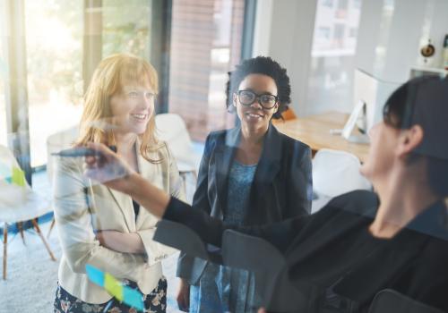 Tres mujeres revisando el éxito de su empresa