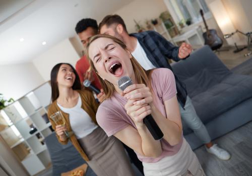 Karaoke, varias personas cantando frente a un televisor