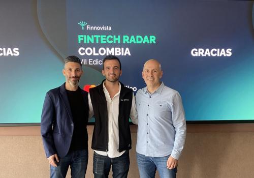 Foto de tres hombres con un fondo de master card