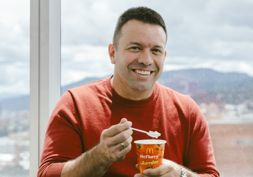 Foto de un hombre comiendo helado en mcdonald's